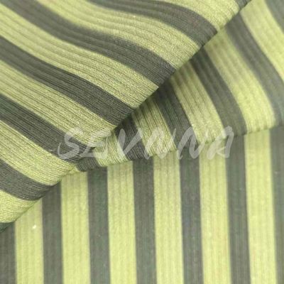200 g zacht, ademend, gerecycled polyesterstof, rimpelvast, 135 cm breed.