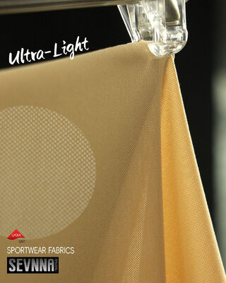 Lichte 135 gram stretch lycra stof met 158 cm breedte en 45% nylon + 55% lycra samenstelling voor superieure comfort