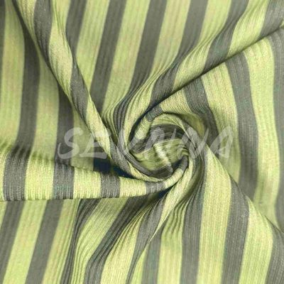 200 g zacht, ademend, gerecycled polyesterstof, rimpelvast, 135 cm breed.