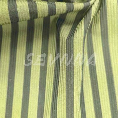 200 g zacht, ademend, gerecycled polyesterstof, rimpelvast, 135 cm breed.
